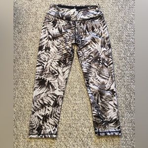 Prana cropped leggings Sz S black & white leaf print EUC